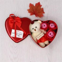 Коробка в форме сердца с мыльным цветком с 3 розами 1 мишка красная